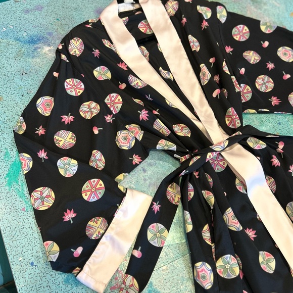 Pastel & Black Robe - Picture 5 of 11